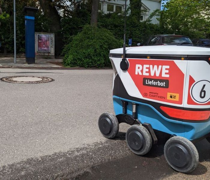 Das Lieferbot von REWE, das mithilfe von Künstlicher Intelligenz gesteuert wird, übernimmt die Zustellung der bestellten Waren bis zur Haustür. (Foto: REWE.)