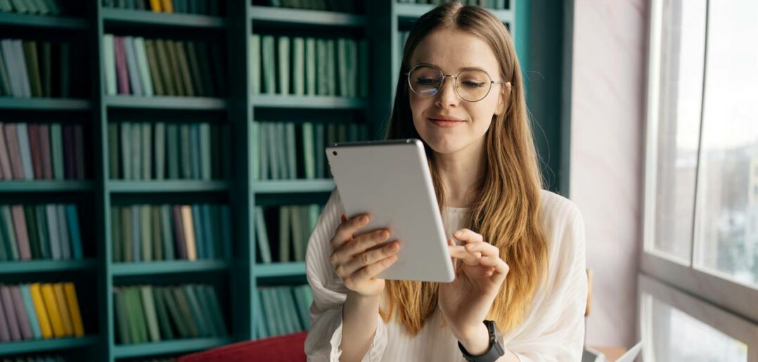 eBooks: Definition, Vorteile, Nachteile und warum wir nicht mehr ohne sein können (Foto: AdobeStock - 594764553 muse studio)