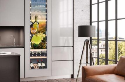 DATA MODUL präsentiert transparentes 48-Zoll-Stretched-Display mit 47 Prozent (Foto: DATA MODUL)