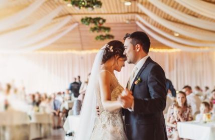 Kostenlose App begleitet Paare zwölf Monate vor kirchlicher (Foto: AdobeStock - Igor - 324538459)